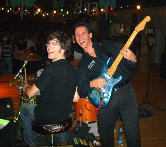 Jannis Knüpfer (Schlagzeug), Helmut Scholz (Gitarre) Jannis Knüpfer (Schlagzeug), Helmut Scholz (Gitarre)