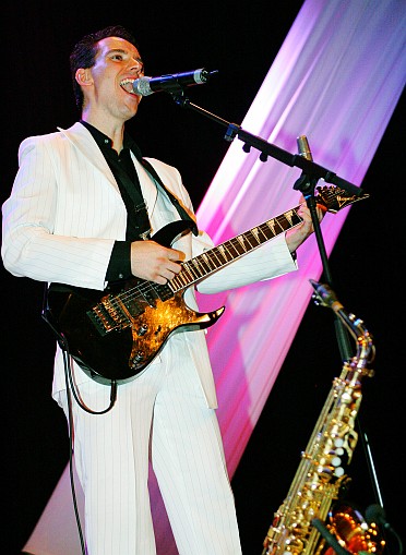 Helmut Scholz (Gitarre, Saxophon, Gesang) Helmut Scholz (Gitarre, Saxophon, Gesang)