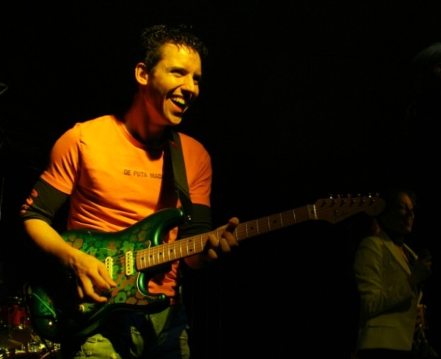 From Da Soul, Wiesbaden, Helmut Scholz (Gitarre) From Da Soul, Wiesbaden, Helmut Scholz (Gitarre)