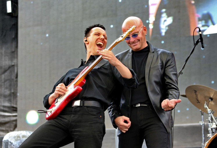 Commerzbank Arena Frankfurt, Night Fever, Franco Leon, Helmut Scholz, Gitarre Commerzbank Arena Frankfurt, Night Fever, Franco Leon, Helmut Scholz, Gitarre