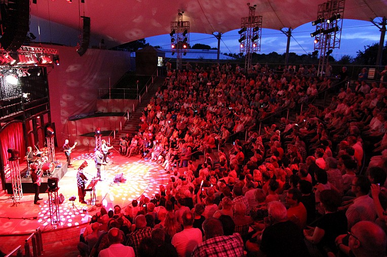 Kulisse Amphitheater Senftenberg, Night Fever, Helmut Scholz, Gitarre Amphitheater Senftenberg, Night Fever, Helmut Scholz, Gitarre